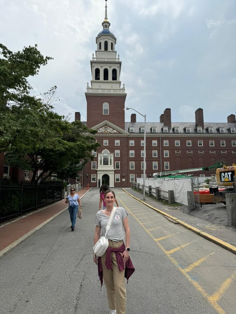 Miriam frente a un edificio del campus de Harvard en Boston