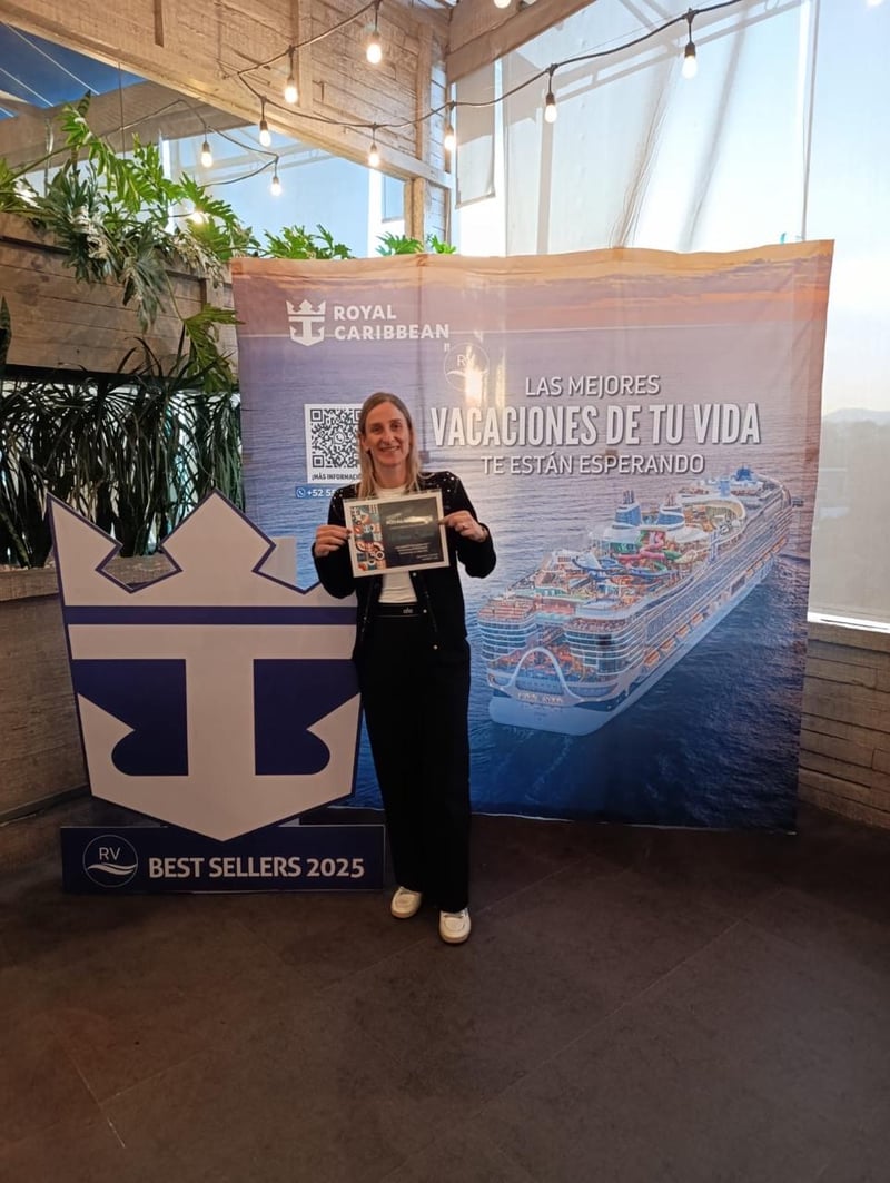 Miriam recibiendo el reconocimiento Best Sellers 2025 de Royal Caribbean