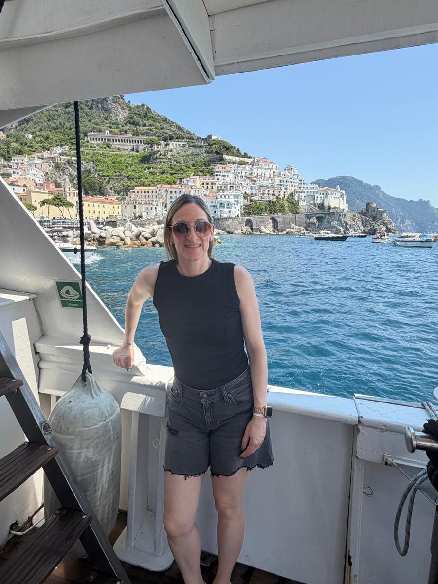 Miriam en una embarcación frente a la Costa Amalfitana, Italia