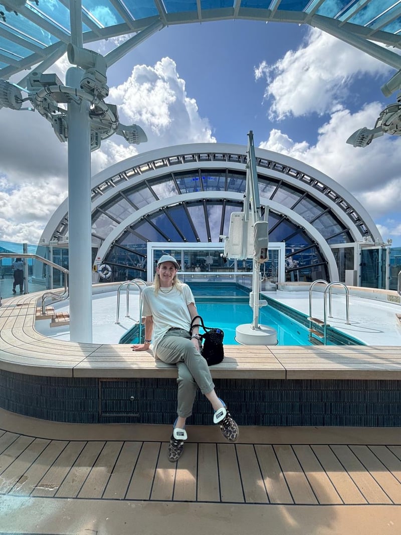 Cubierta con alberca bajo la cúpula de cristal de un crucero