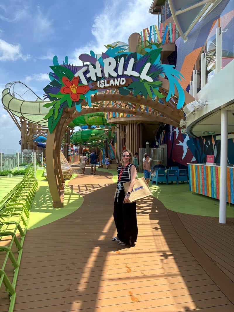 Miriam bajo el arco de Thrill Island en un crucero