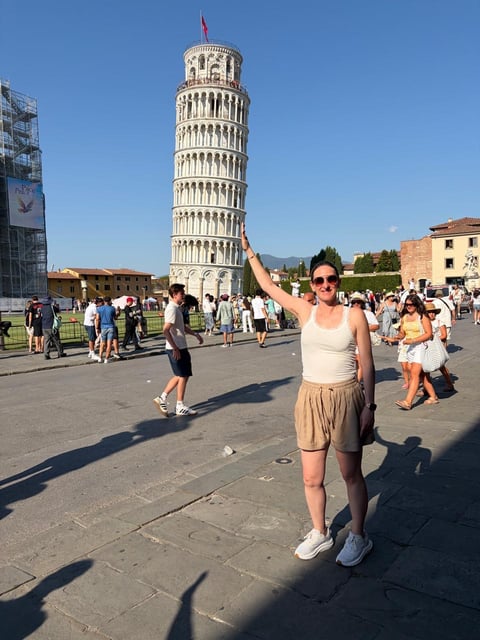 Miriam frente a la Torre inclinada de Pisa, Italia