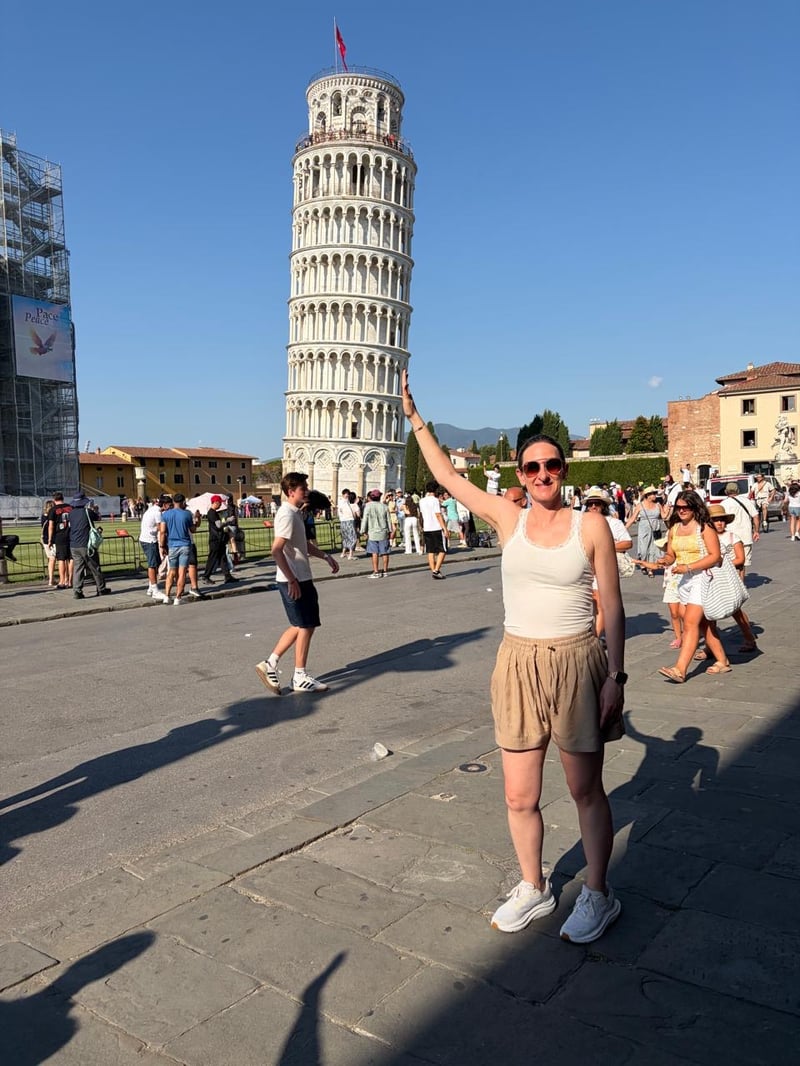 Miriam frente a la Torre inclinada de Pisa, Italia