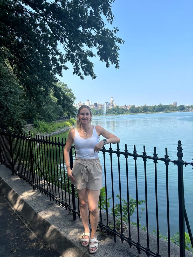 Miriam junto al lago de Central Park en Nueva York