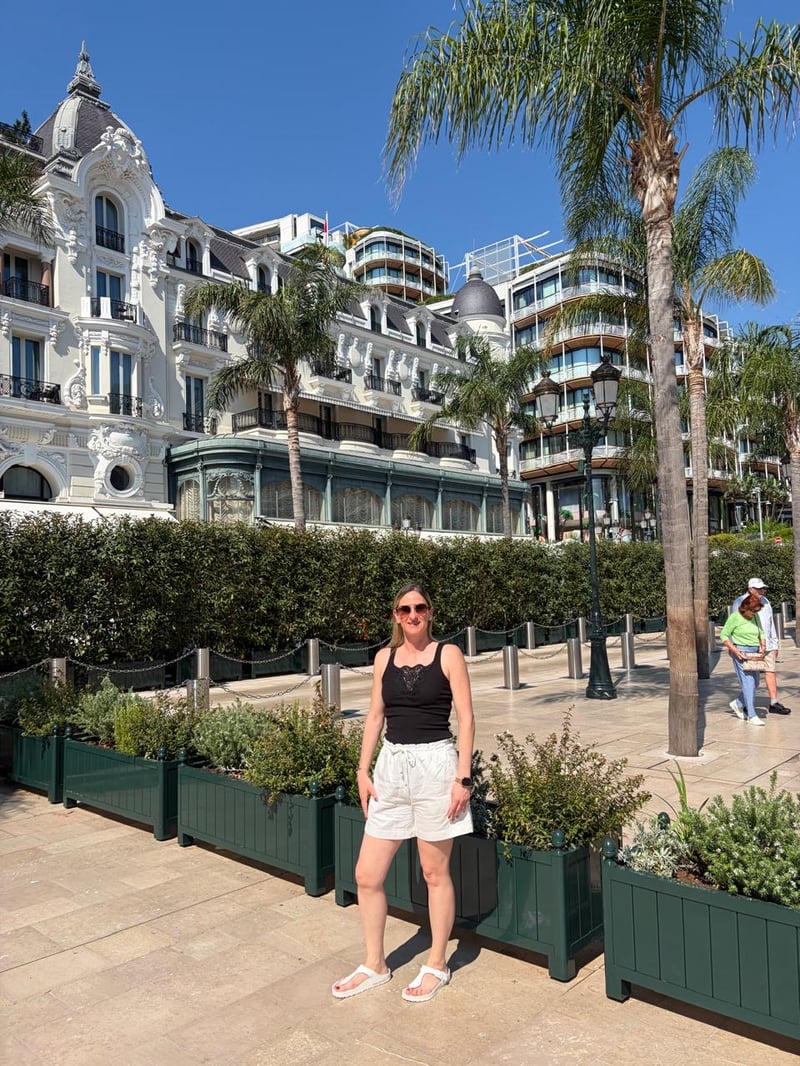 Miriam frente a un hotel de lujo en Montecarlo, Mónaco