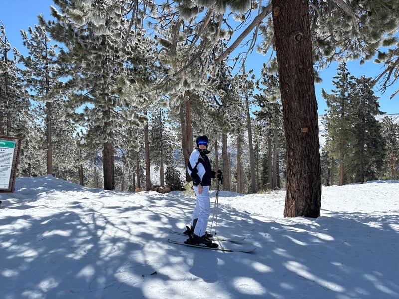 Miriam esquiando entre pinos nevados en Mammoth Mountain