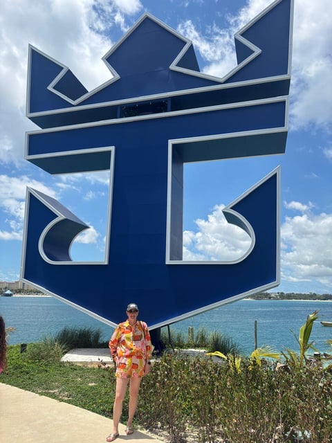 Miriam junto al ancla azul de Royal Caribbean