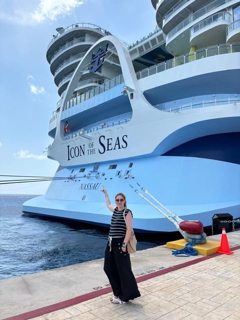 Miriam de MAS TRAVEL frente al crucero Icon of the Seas