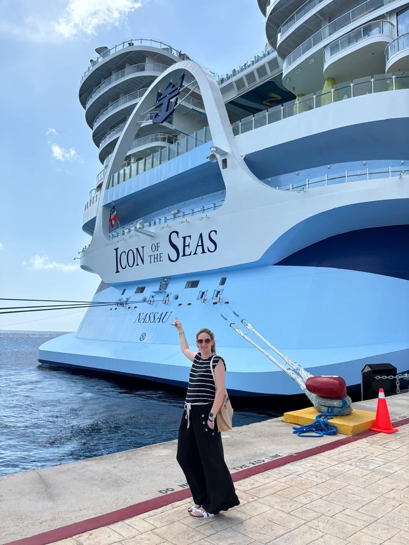 Miriam frente al crucero Icon of the Seas en el puerto de Nassau