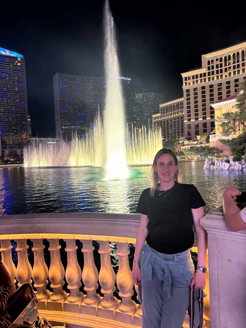 Miriam frente a las fuentes del Bellagio iluminadas de noche