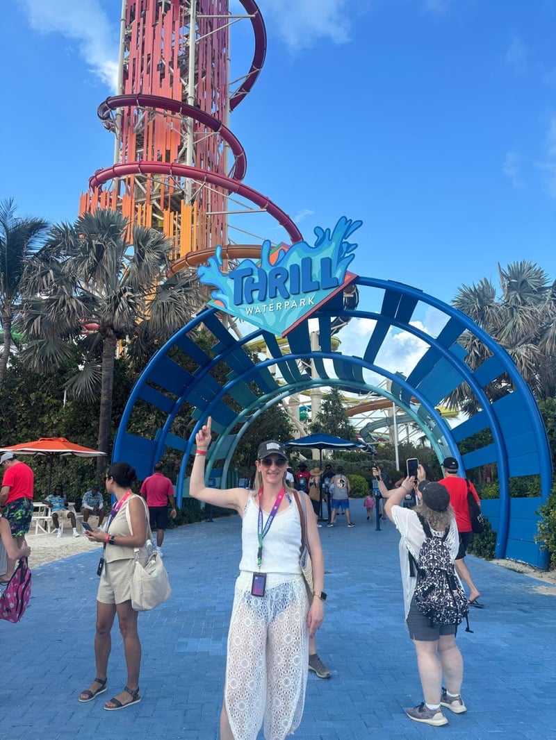 Miriam en la entrada del Thrill Waterpark en CocoCay
