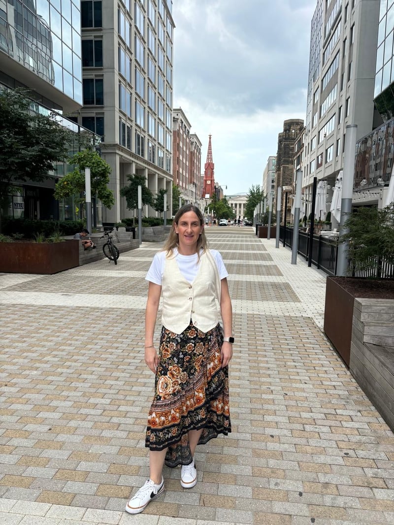 Miriam caminando por una calle peatonal en Washington D.C.
